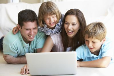 Familie vor dem Laptop